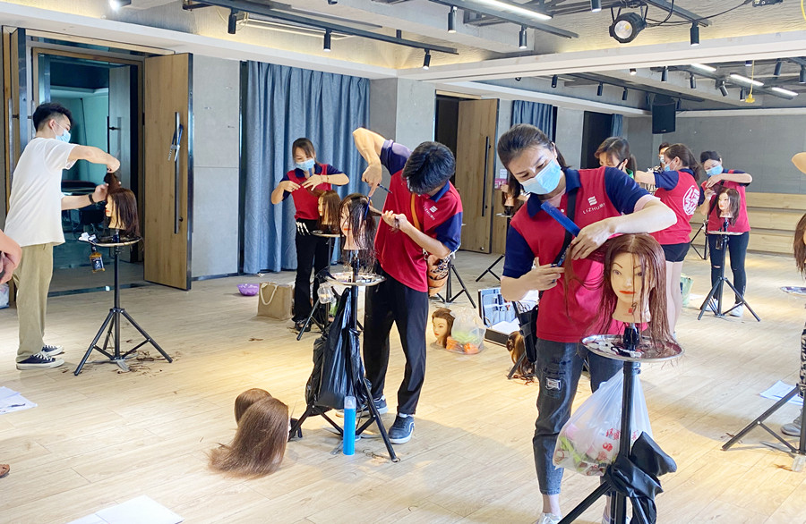 頭發(fā)打薄的注意事項(xiàng)，廣西理發(fā)剪發(fā)學(xué)校教學(xué)