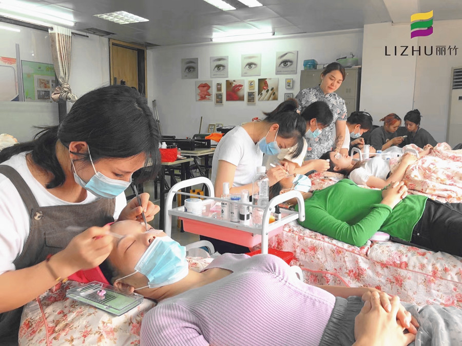 廣西美睫學(xué)校真人實(shí)操練習(xí)課堂實(shí)況