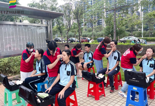 化妝實(shí)踐報(bào)告-麗竹學(xué)?；瘖y專業(yè)為南寧市三中提供化妝服務(wù)