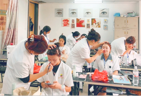 南寧正規(guī)美容培訓：美容師儀容儀表