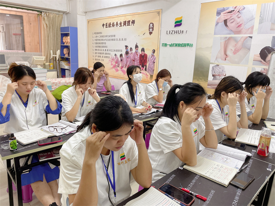 按摩太陽 穴的好處 | 廣西專業(yè)培訓美容學校分享