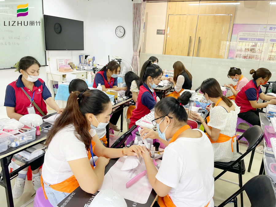 不同甲型的打磨方法，廣西南寧美甲培訓(xùn)班教學(xué)內(nèi)容