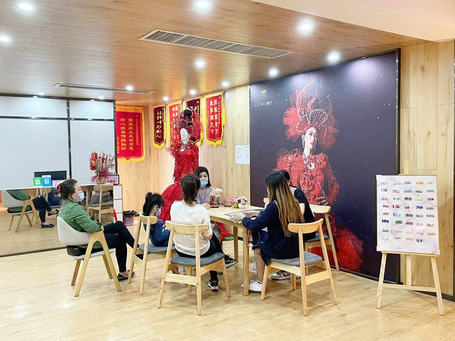 麗竹學(xué)校招生大廳里，全都是人人人人人人