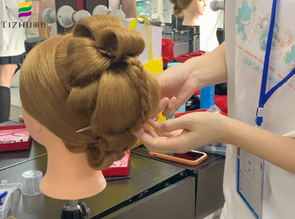 秀禾發(fā)型手打卷教程，南寧化妝盤發(fā)培訓(xùn)課件