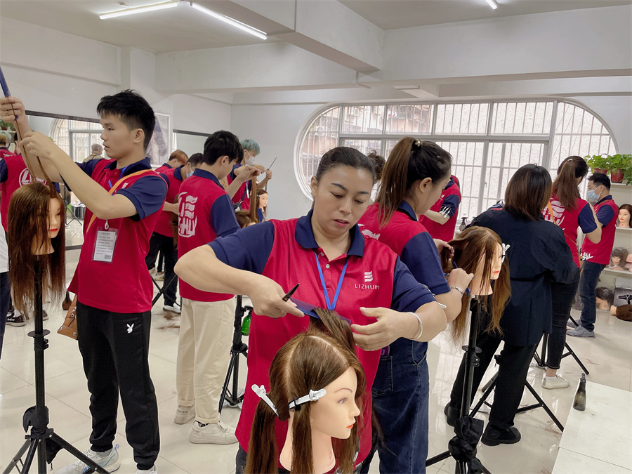 頭發(fā)打薄的技巧，廣西學(xué)理發(fā)剪發(fā)