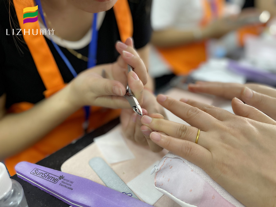 指甲剪太短疼怎么辦？廣西美甲正規(guī)學校告訴你