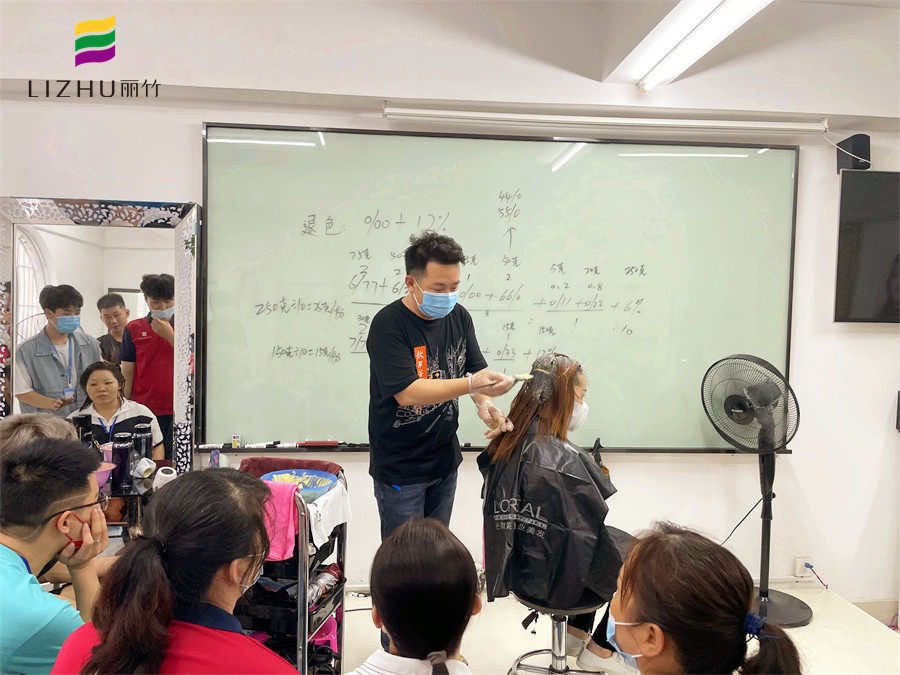 染膏怎么才能涂均勻？廣西染發(fā)培訓學?，F場示范