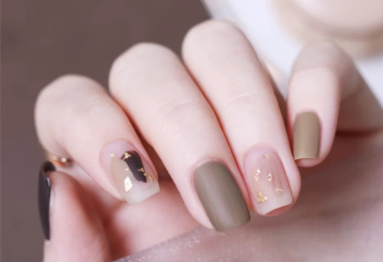 溫柔暖棕秋冬美甲 ??，南寧市美甲學(xué)校讓你成為“小太陽”