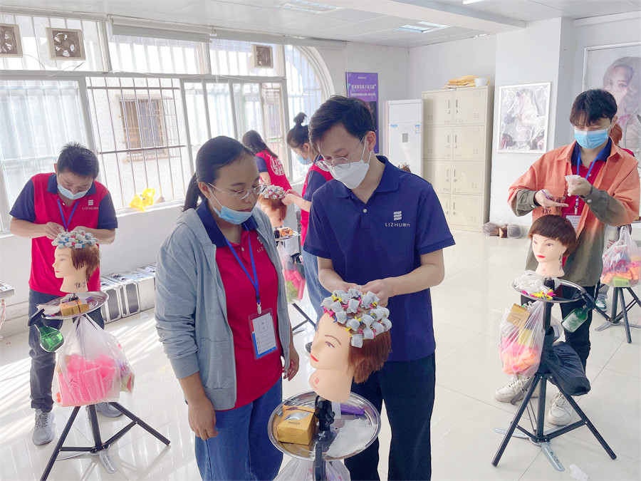 發(fā)根補(bǔ)燙技術(shù)的步驟，南寧燙發(fā)培訓(xùn)學(xué)校課堂實(shí)訓(xùn)