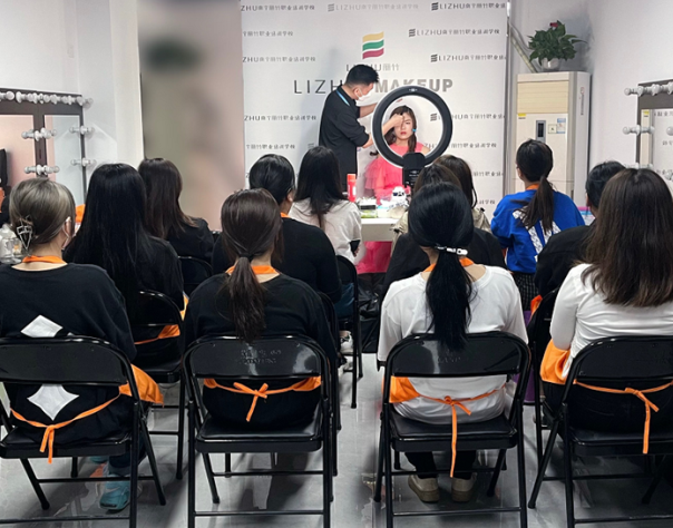 抽絲靈動(dòng)造型 | 廣西彩妝造型專業(yè)學(xué)校課堂作品