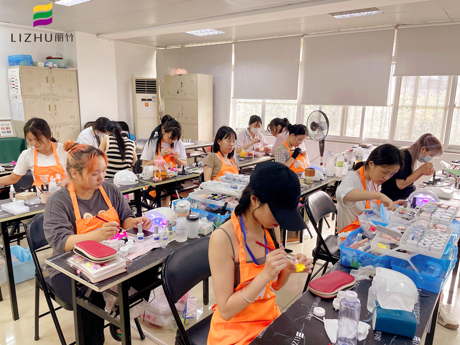 冬天做指甲為什么會裂？廣西南寧美甲學(xué)校分享原因