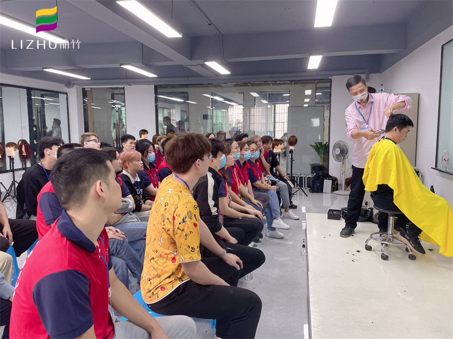 電推剪理發(fā)技巧，南寧理發(fā)職業(yè)學(xué)校教你