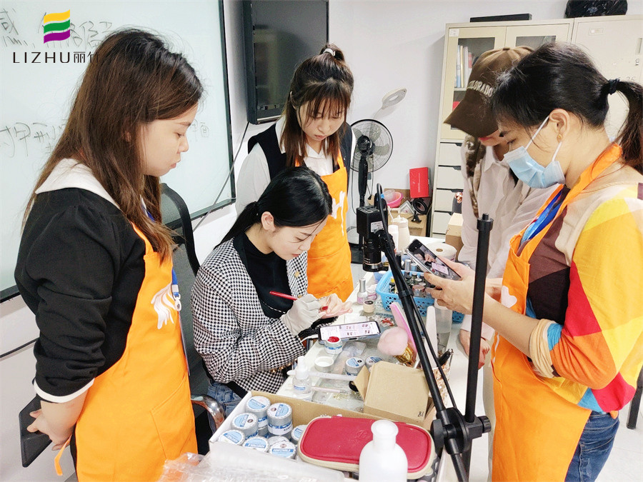 南寧學(xué)美甲要多久？南寧專業(yè)培訓(xùn)美甲師的學(xué)校歡迎你