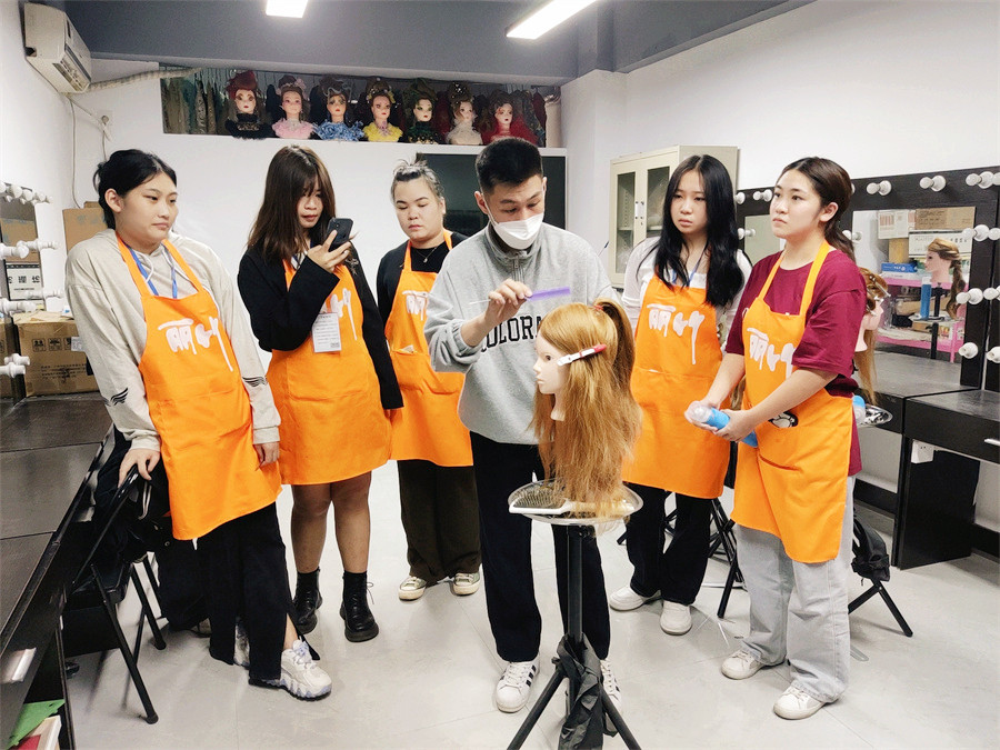 南寧化妝編發(fā)盤發(fā)去哪學(xué)？歡迎到麗竹學(xué)?；瘖y專業(yè)