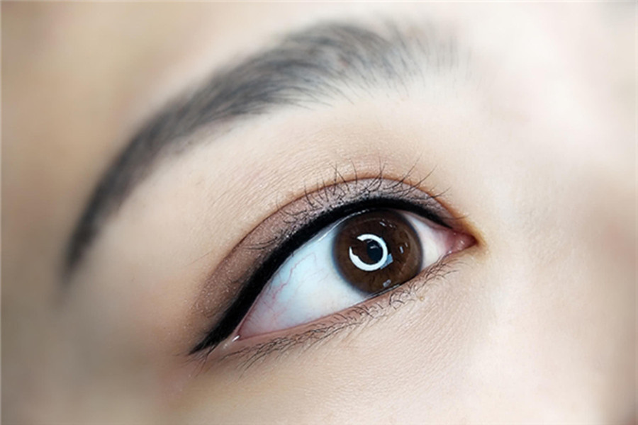 美瞳線發(fā)藍暈色怎么辦？南寧紋繡學美瞳線
