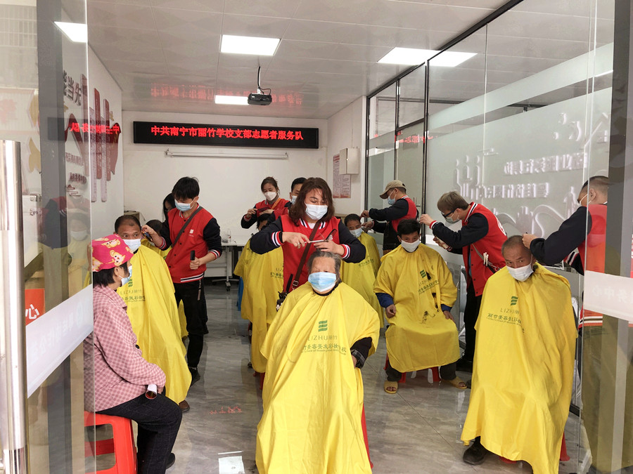 南寧美發(fā)學校外出理發(fā)活動，你煥然一新過大年