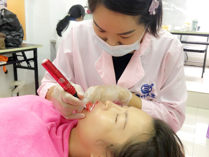 南寧紋繡眉眼唇學校 | 南寧紋唇實訓操作