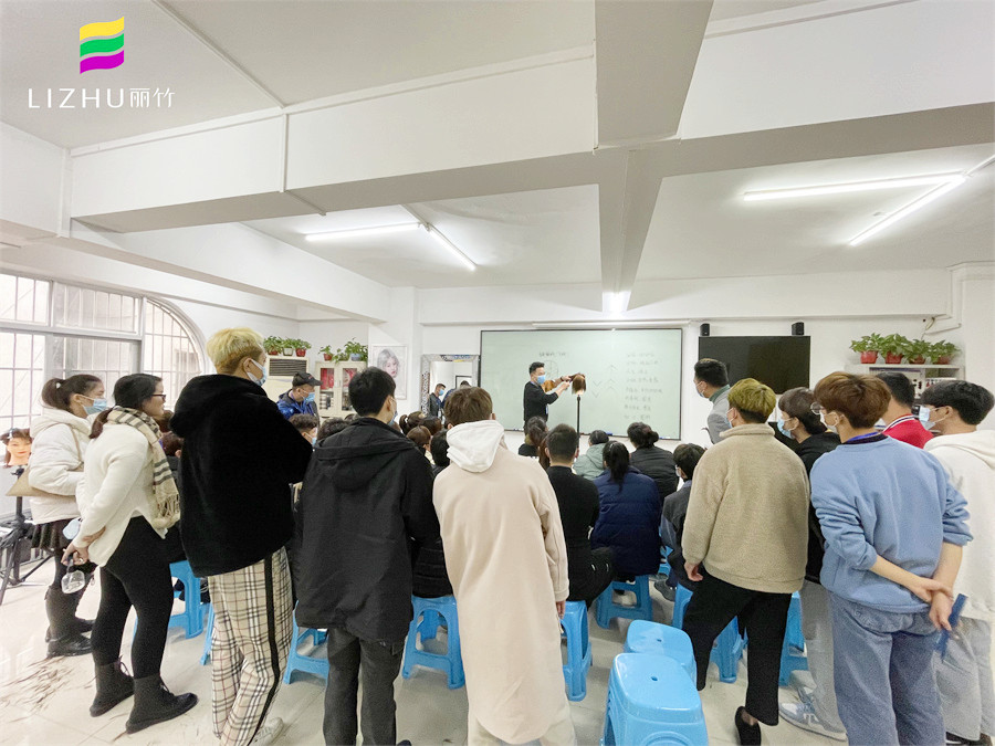 南寧燙染學校哪里好？南寧學燙染頭發(fā)多少錢？