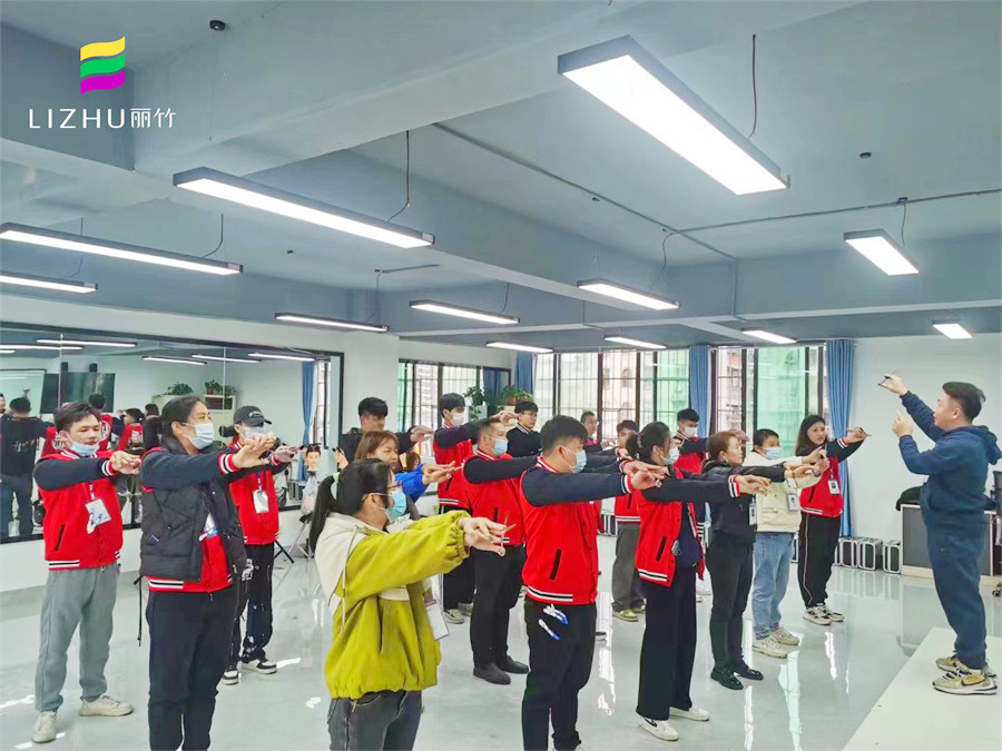 美發(fā)新手的手法練習(xí)，南寧理發(fā)課堂練習(xí)分享