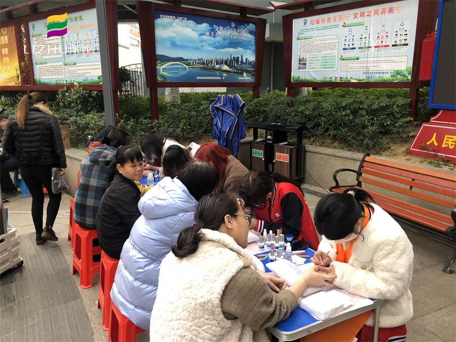 廣西美甲學校公益美甲進社區(qū)，大受居民歡迎