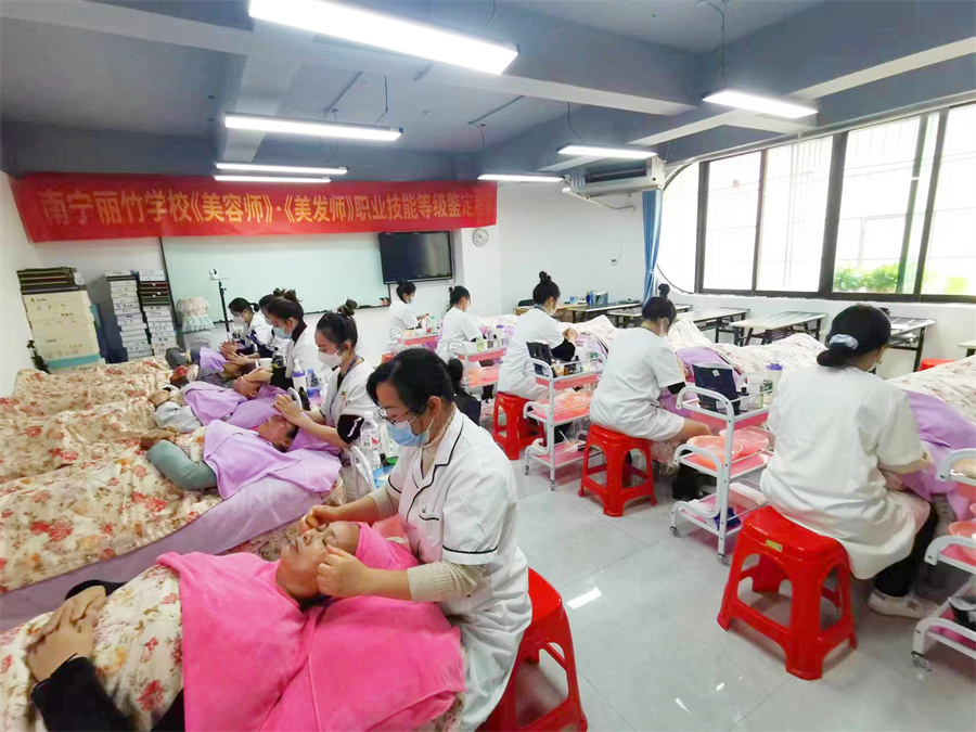 全員通過！廣西南寧美容師美發(fā)師考證班