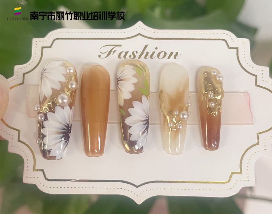 春日手繪花朵美甲，廣西美甲速成班營造春之浪漫