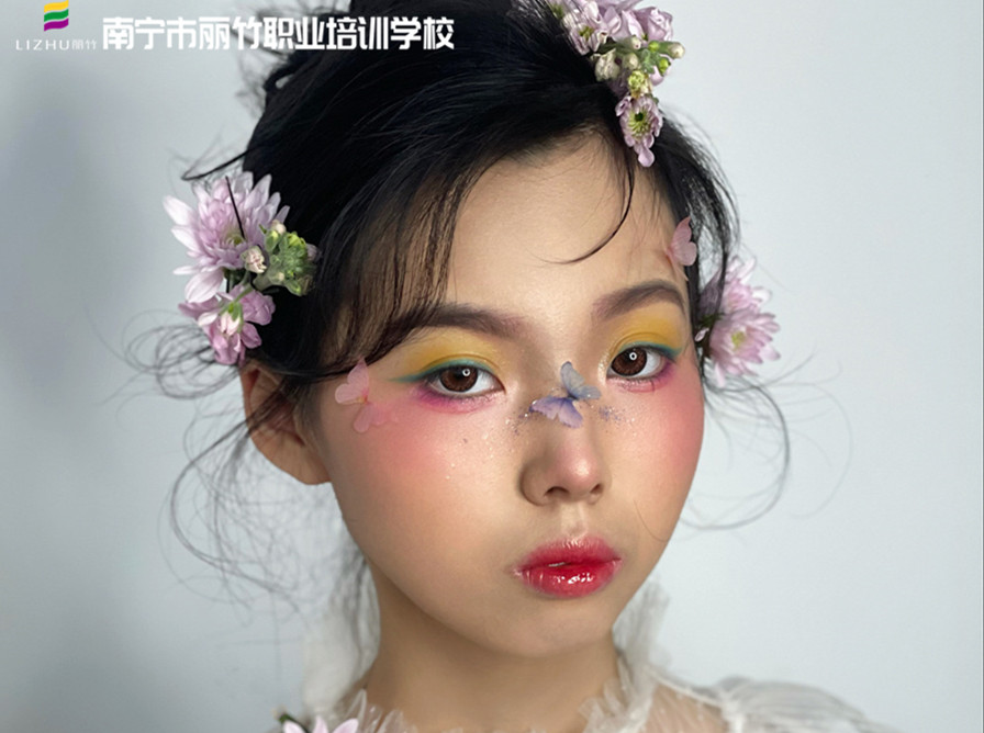 森系鮮花新娘造型，南寧新娘化妝學校作品