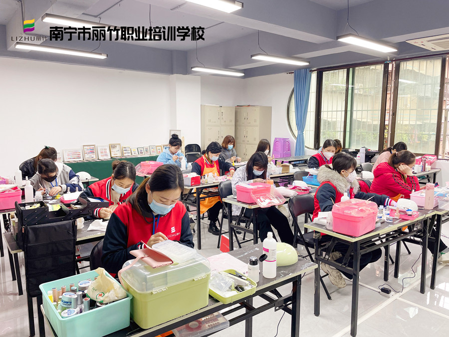 南寧學(xué)美甲哪里可以進(jìn)修？麗竹學(xué)校美甲專業(yè)