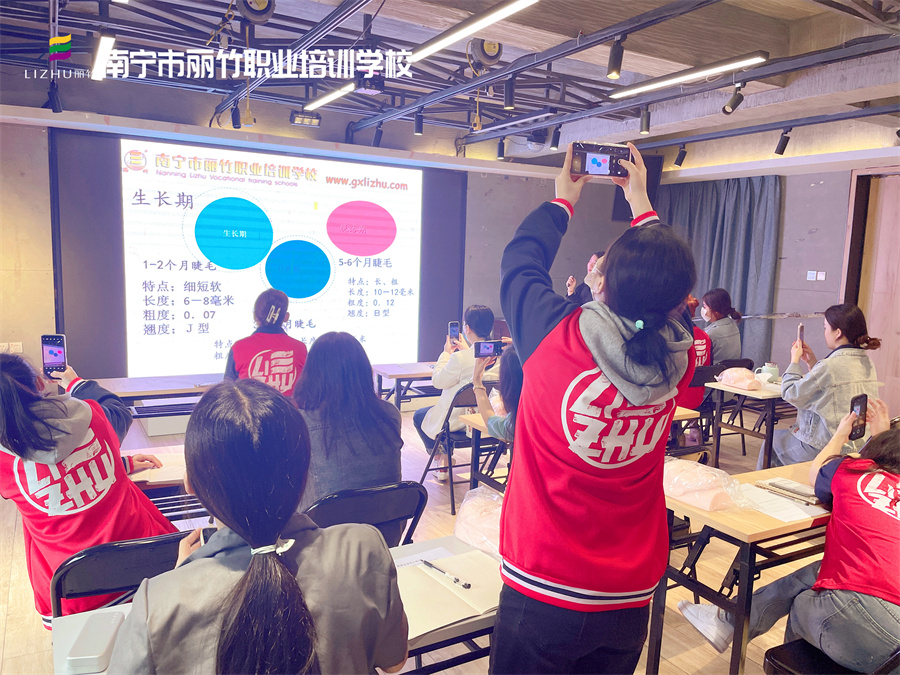 開班啦！直擊南寧美睫學(xué)校課堂實(shí)況