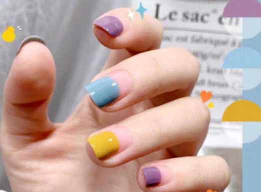 撞色混搭美甲，將夢幻氣氛值拉滿