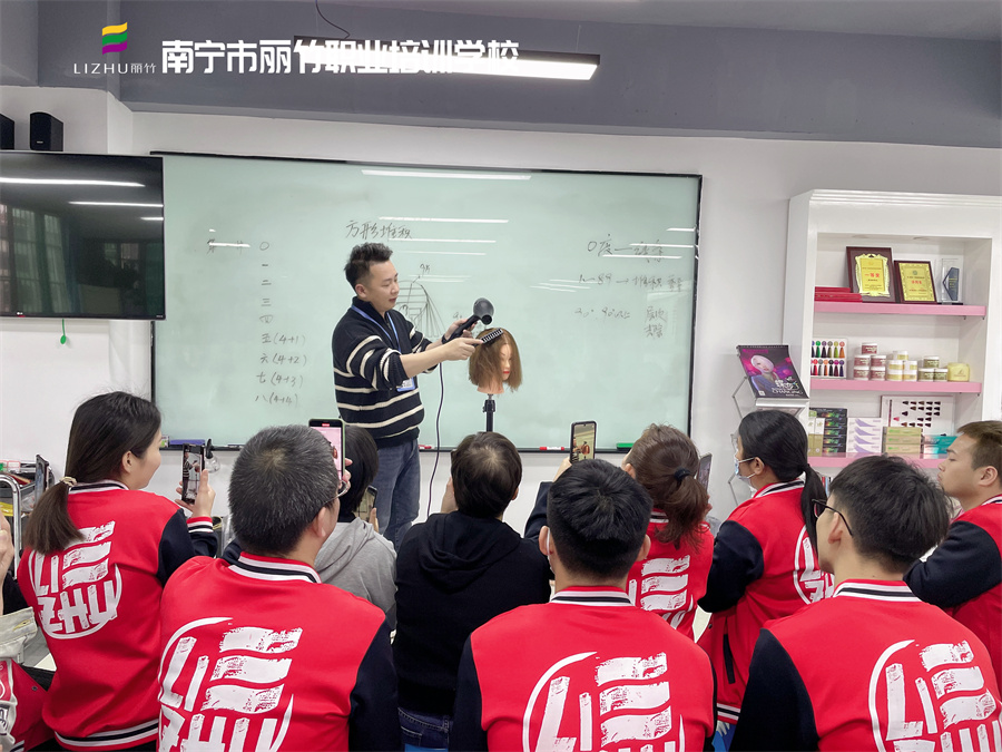 成功美發(fā)師具備哪些條件？南寧美發(fā)理發(fā)培訓(xùn)