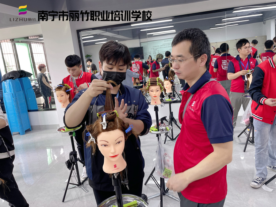 美發(fā)怎么卷杠紙？南寧美發(fā)卷發(fā)學校實訓展示