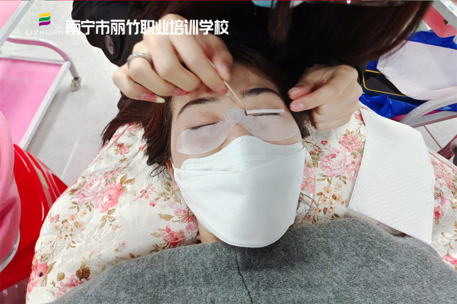 冷燙翹睫術的好處，南寧美甲美睫學校分享