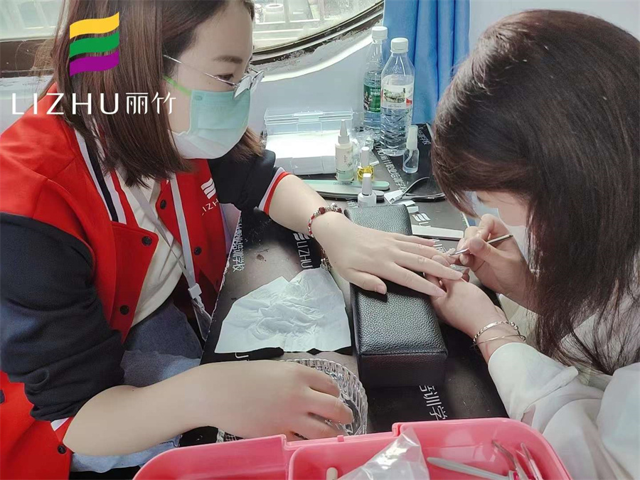 廣?西美甲基礎(chǔ)知識內(nèi)容：美甲怎么修手？