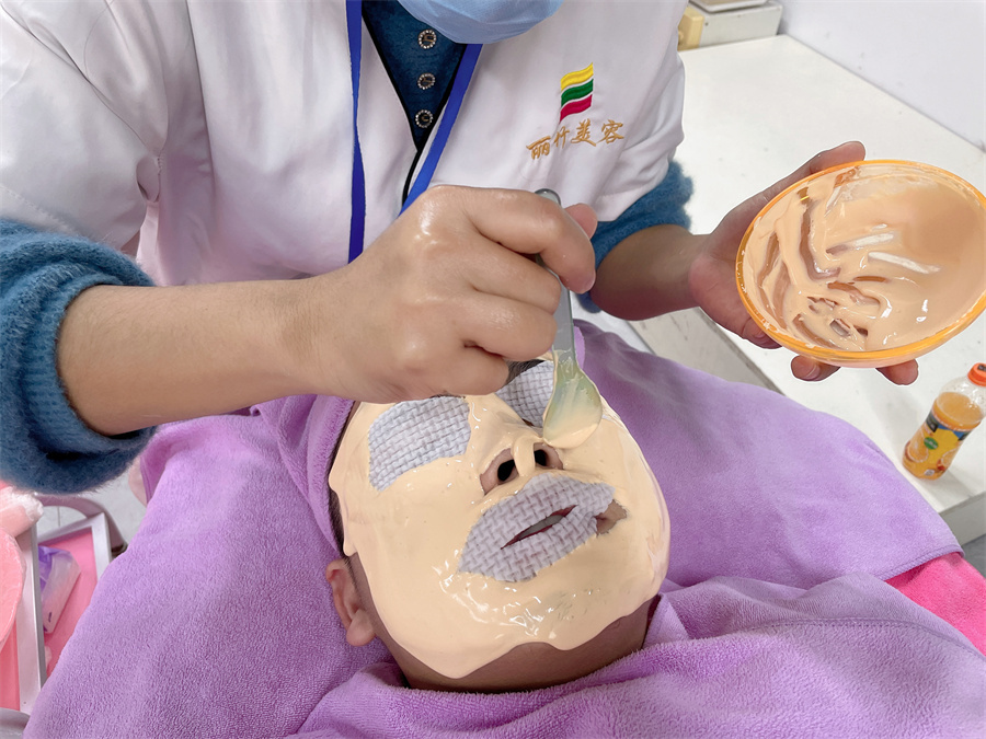 敷軟膜粉的好處？南寧美容皮膚管理學(xué)校實(shí)訓(xùn)講解