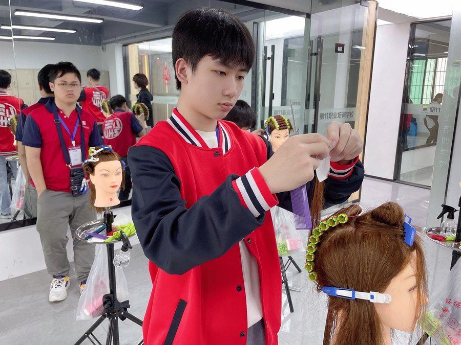 塑料卷發(fā)器使用教程 | 零基礎學燙染