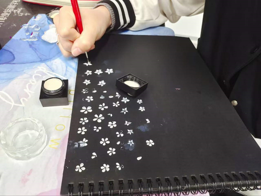 美甲紙上畫(huà)花，南寧美甲課堂練習(xí)
