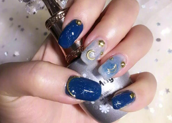 廣西美甲課程學(xué)習(xí)：藍(lán)色暈染美甲