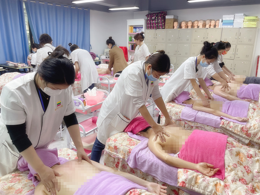 肩胛骨粘連怎么辦？廣西美容推拿學校解答