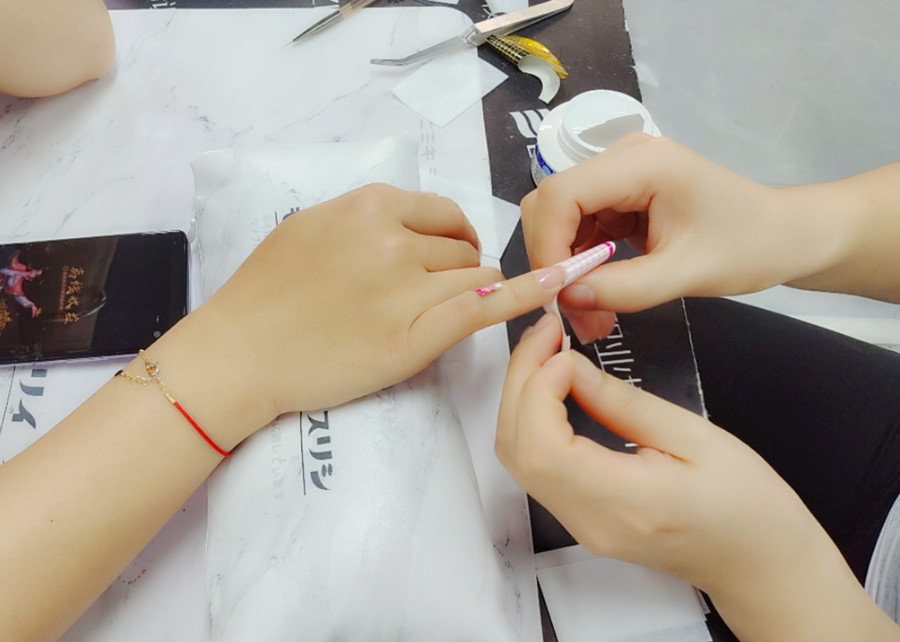 南寧美甲培訓(xùn)：光療延長美甲的好處