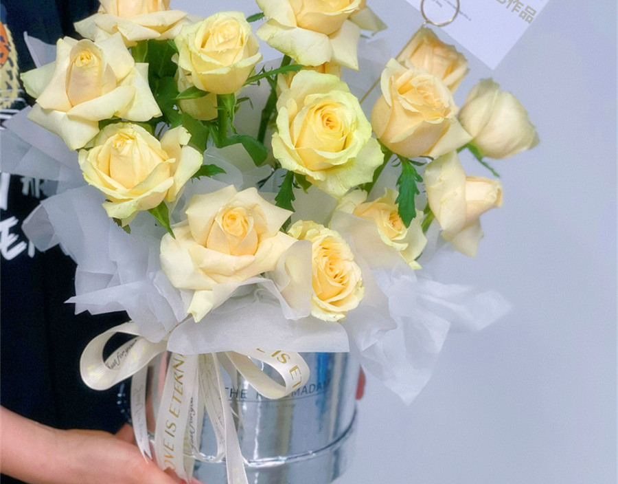 抱抱桶花束，南寧花藝零基礎(chǔ)培訓(xùn)班作品欣賞