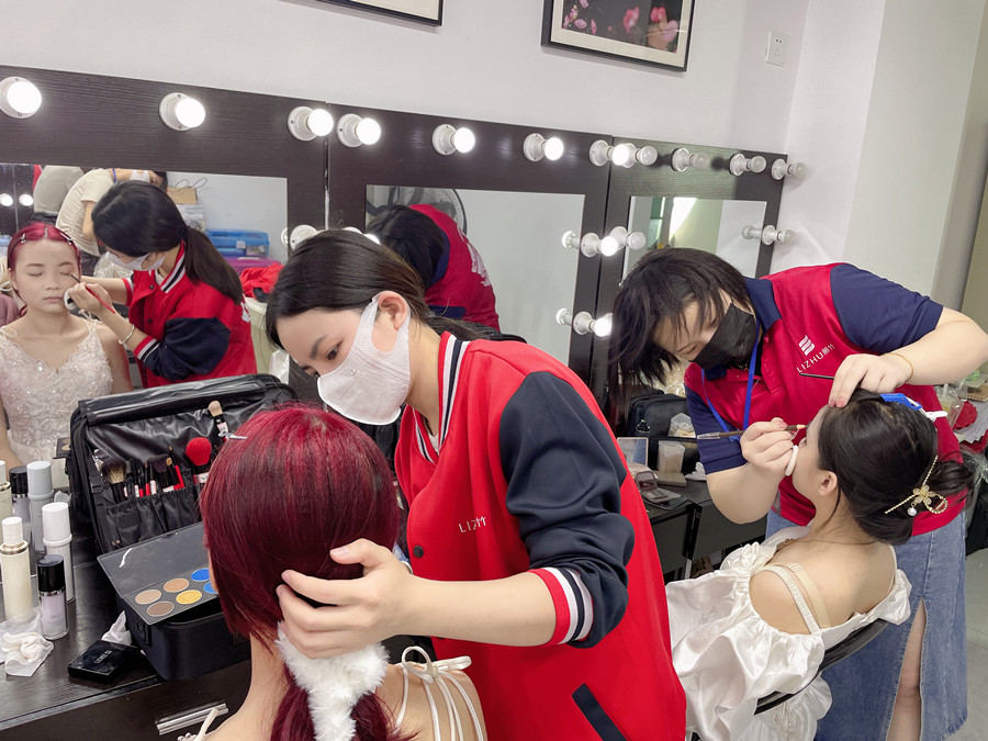 眼線筆使用教程，南寧化妝基礎(chǔ)培訓(xùn)班課件分享