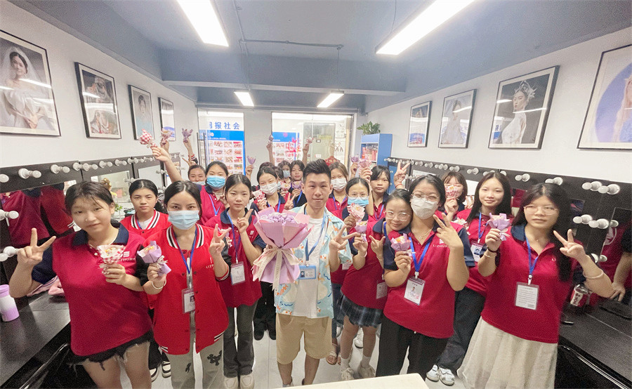 廣西化妝學校六一活動，儀式氛圍感拉滿