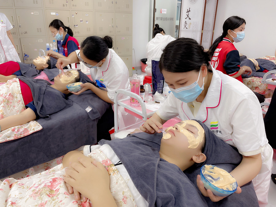 哪些人適合敷軟膜？廣西美容面部護(hù)膚課程