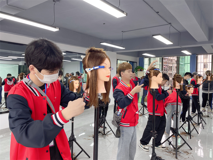 常見女士發(fā)尾修剪教程，廣西剪發(fā)培訓(xùn)學(xué)校課件講解