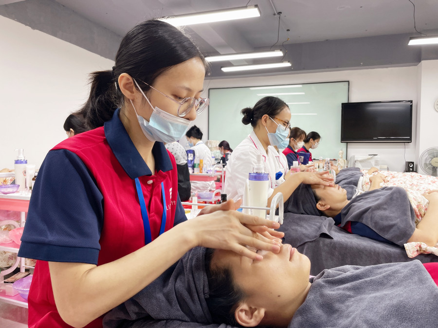 化妝需要學(xué)皮膚管理嗎？廣西美容化妝學(xué)校專業(yè)解答