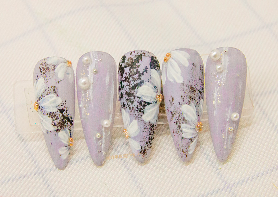 南寧美甲學(xué)校：磨砂美甲，鉑金膠美甲，彩繪小雛菊美甲