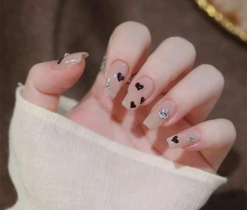 不挑手的黑色美甲，廣西美業(yè)職業(yè)技術(shù)學院推薦