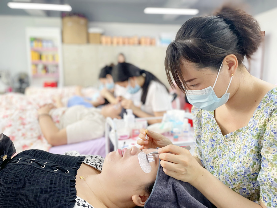 學(xué)費(fèi)多少？南寧美甲美睫紋繡培訓(xùn)學(xué)校