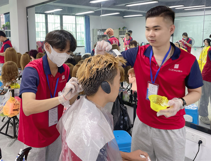 南寧燙染剪技術進修班：夏日染發(fā)注意事項